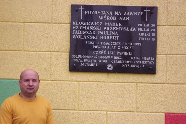 Piotr Floerke przy tablicy upamiętniającej ofiary wypadku z 1995 roku