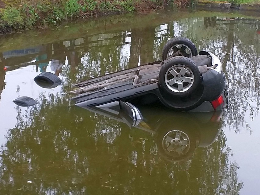 W Mieleszynku koło Wieruszowa rozpędzone auto wpadło do...