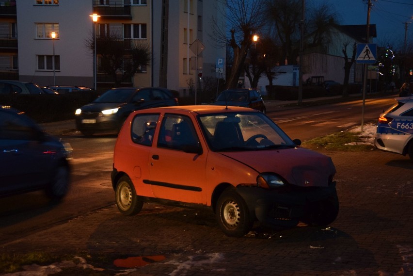 Kolizja na ul. Wojska Polskiego w Wieluniu. Zderzyły się dwie osobówki. Uszkodzony został też budynek FOTO