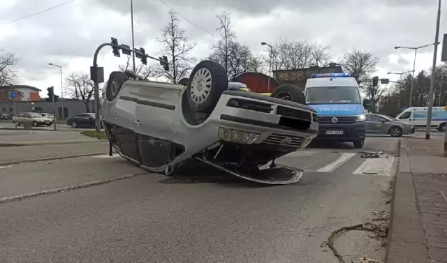 Siła uderzenia była na tyle duża, że jeden z pojazdów (volkswagen sharan) dachował.