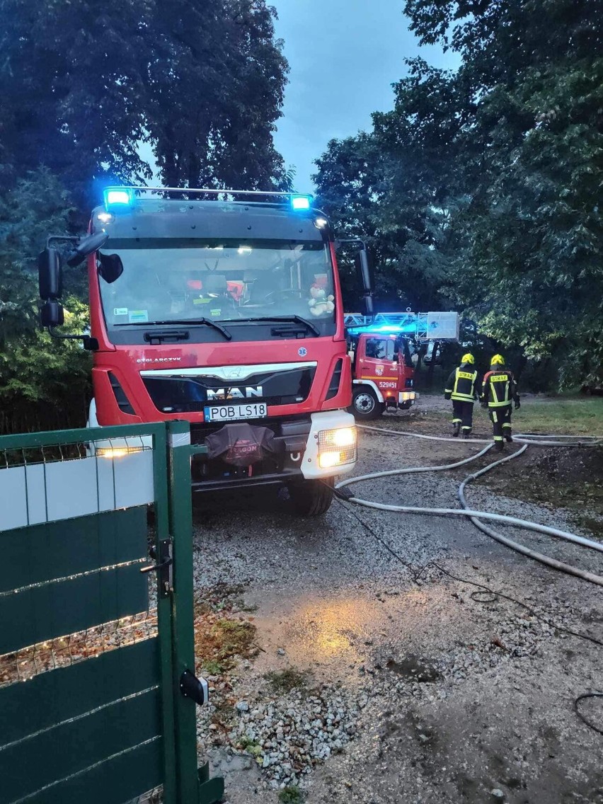 Pożar budynku gospodarczego w Gościejewie. 5 zastępów straży walczyło z ogniem