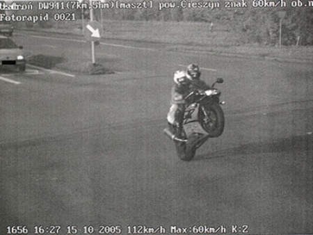 Popisy motocyklistów zarejestrowane na fotoradarze. Jak widać, kask nie chroni przed głupotą.