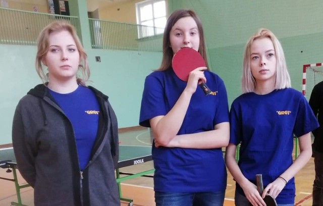 Uczniowie "Grota" powiatowymi mistrzami w tenisie stołowym drużynowym.