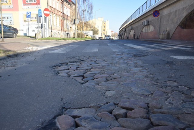 Spichrzowa jest jedną z bardziej zniszczonych ulic w Gorzowie.