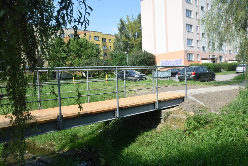 Nowa kładka na Potoku Północnym powstała w ulicy Siennej w...