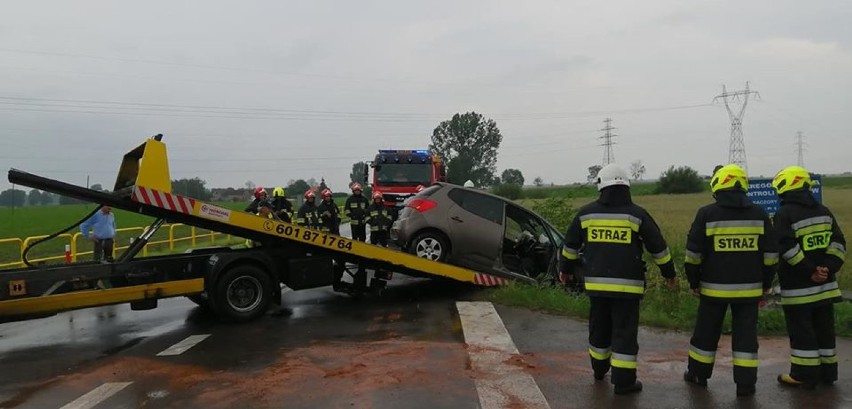 W Krzewienie zderzyły się dwa auta, w Łobżenicy ucierpiał motocyklista  [ZDJĘCIA]