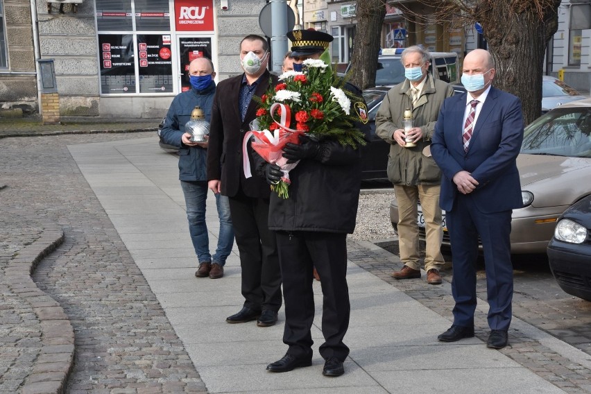 W 11. rocznicę katastrofy smoleńskiej pod pomnikiem Lecha...