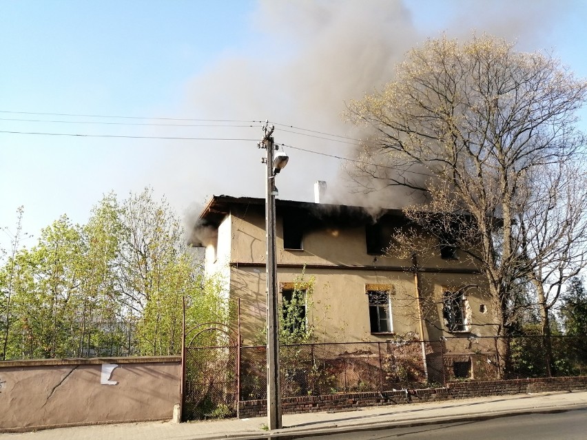 Pożar w Legnicy! Płonął pustostan przy dworcu kolejowym [ZDJĘCIA]