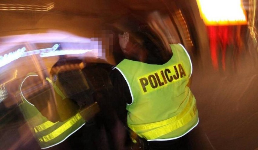 Zatrzymani uczestnicy bójki kibiców przy stadionie w Bełchatowie. Policjanci przy okazji przejęli kontrabandę
