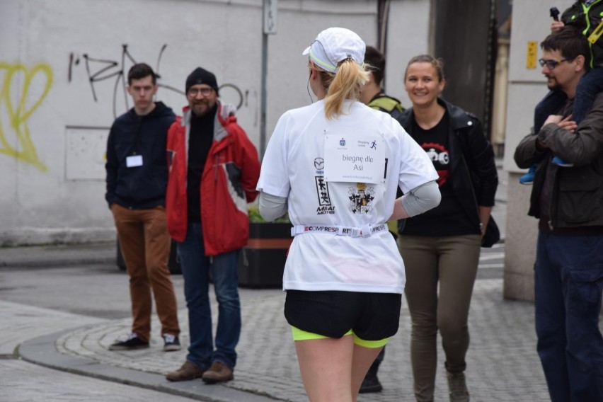 II Tarnogórski Półmaraton: Setki biegaczy na starcie. Pobiegli dla Asi ZDJĘCIA, WIDEO