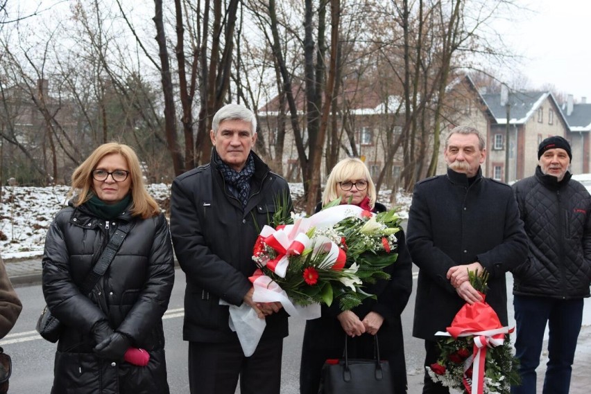 Pod krzyżem w Czeladzi złożone zostały kwiaty i zapalone...