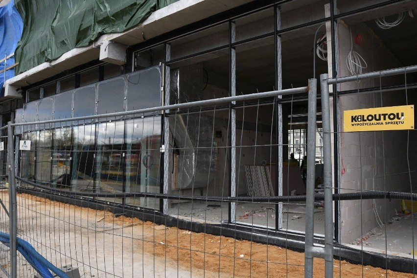 Trwa remont dworca PKP w Kielcach. Montują już szklaną fasadę. Jak idą prace wewnątrz budynku? Zobacz zdjęcia i film 