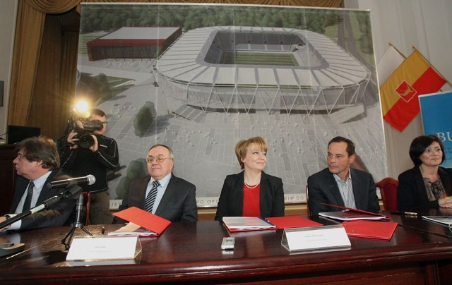 Prezydent Łodzi Hanna Zdanowska jest zadowolona, że Łódź wreszcie będzie miała stadion. Szkoda tylko, że będzie miał trzy trybuny, więc nigdy nie będzie na nim świetnej atmosfery...