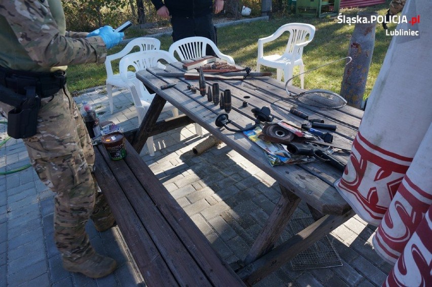 Lubliniec: prawdziwy arsenał przy ul. Oleskiej. 52-latek trzymał na swojej posesji ponad 100 ręcznych wyrzutni przeciwlotniczych [ZDJĘCIA]