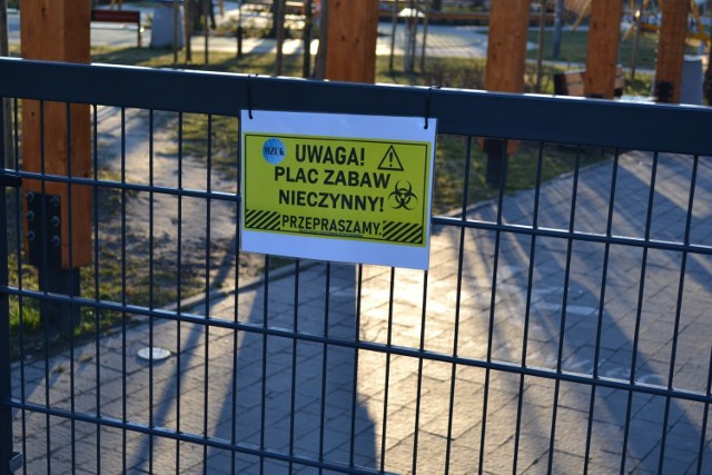 Zamknięty plac zabaw w Parku Kuronia w Sosnowcu.

Zobacz kolejne zdjęcia. Przesuń palcem, kliknij strzałkę lub przycisk NASTĘPNE