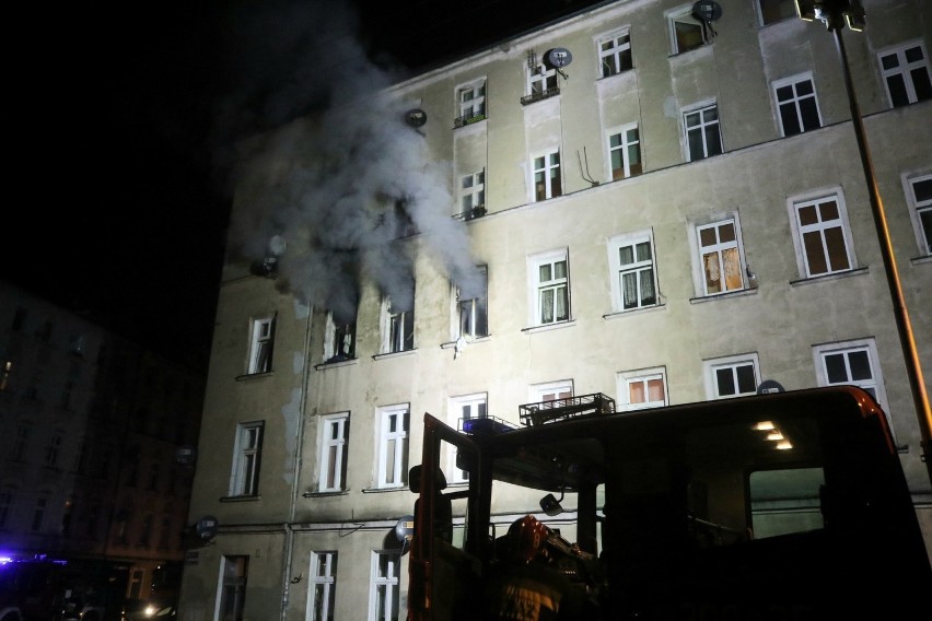 Wrocław. Nocny pożar kamienicy w centrum miasta. 50 mieszkańców uciekało z domów (ZDJĘCIA) 