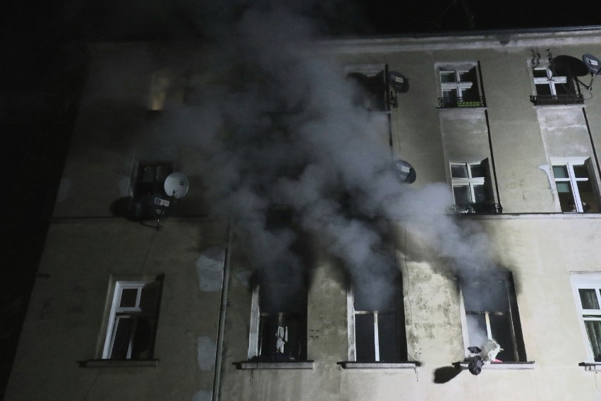 Wrocław. Nocny pożar kamienicy w centrum miasta. 50 mieszkańców uciekało z domów (ZDJĘCIA) 