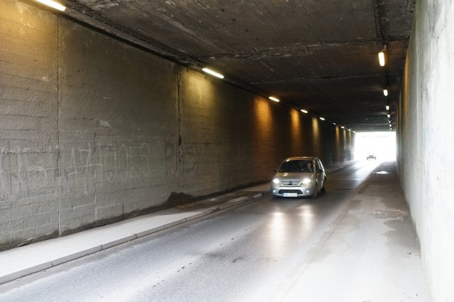 Tunel w Ruszczy jest wąski. Żeby autobusy mogły przez niego jeździć bezpiecznie, potrzebna jest sprawna sygnalizacja świetlna