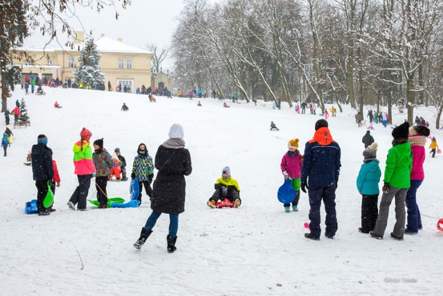 Długo wyczekiwana, śnieżna zima, przyciągnęła na tarnowskie pagórki tłumy rozbawionych dzieci i dorosłych