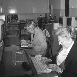 Seniorki Elżbieta Treder i Maria Brzeska były pilnymi uczennicami na zajęciach komputerowych.
Fot. Joanna Kielas