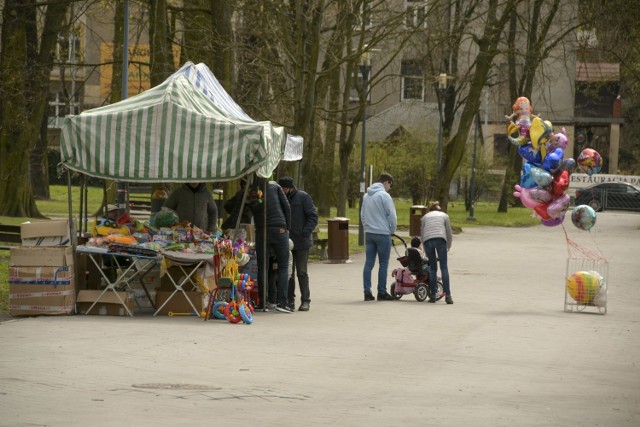 Niezbyt przyjemna pogoda sprawiła, że tyko nieliczne osoby zdecydowały się w sobotę, 24 kwietnia na spacery po Parku Staszica i wokół kieleckiego zalewu. Ci, którzy jednak skorzystali z odpoczynku na świeżym powietrzu absolutne nie żałowali, a wychodzące od czasu do czasu zza chmur słońce, dodawało energii w tym trudnym dla wszystkich czasie pandemii. 

Zobaczcie zdjęcia z soboty, 24 kwietnia>>>