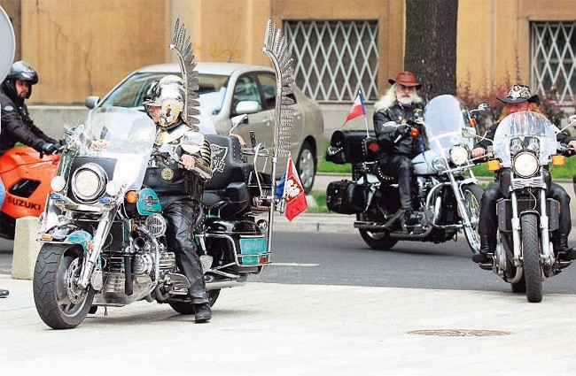 Eskortę tworzyli też motocykliści z grupy Knight Riders.
