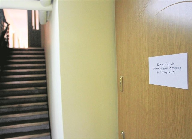 Wskazany na kartce pokój 125 z kluczem do wyjścia ewakuacyjnego znajduje się w połowie korytarza, do którego prowadzą widoczne na zdjęciu schody. To kilkadziesiąt metrów do pokonania