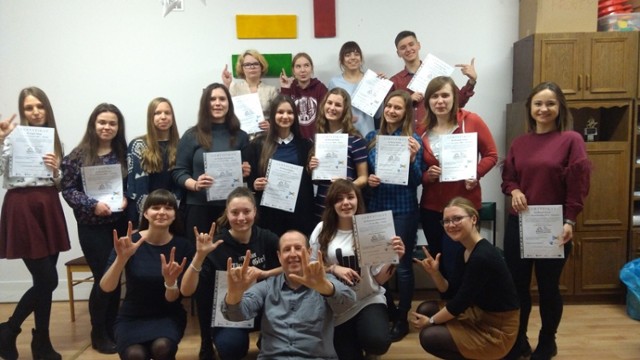 Młodzież z KARnetu zdawała egzamin z języka migowego
