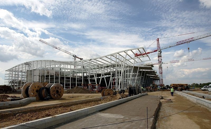 Wrocław: Terminal lotniska ma już dach (ZDJĘCIA)