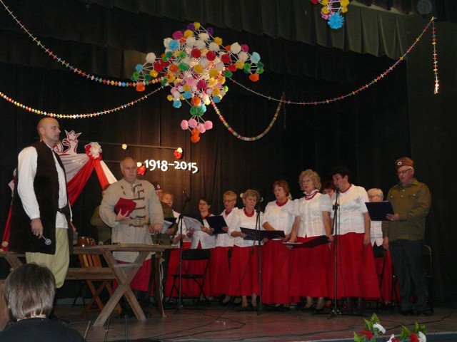 Patriotyczne śpiewanie w GOK w Widawie