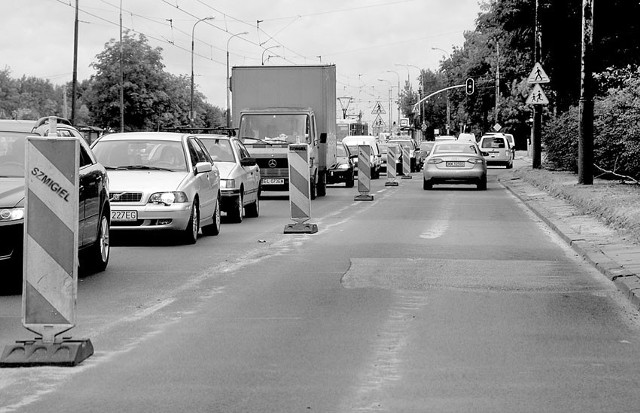 Stary asfalt na remontowanej ul. Przybyszewskiego był teraz łatany. Czy wytrzyma tyle samo, co nowa nawierzchnia?
