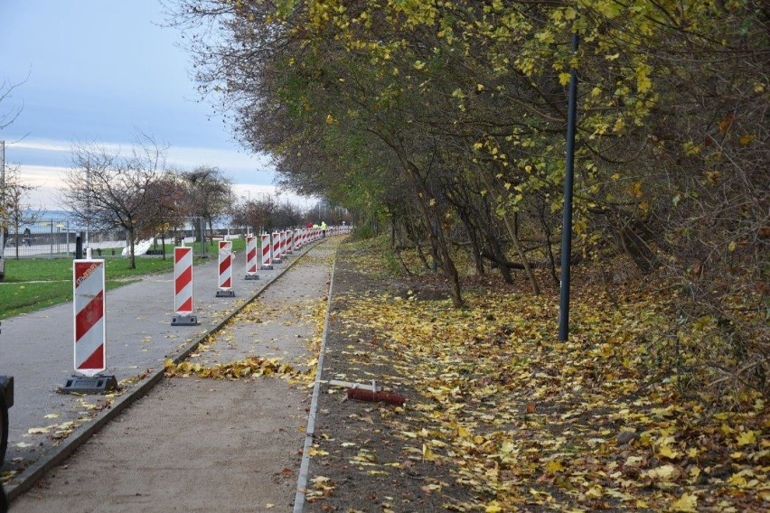 Ścieżka biegowa, która powstaje na Bulwarze Nadmorskim w...