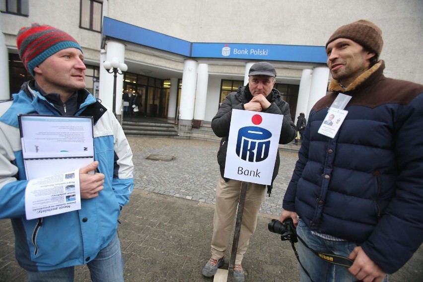 Pikieta przed bankiem PKO BP w Sosnowcu [ZDJĘCIA]