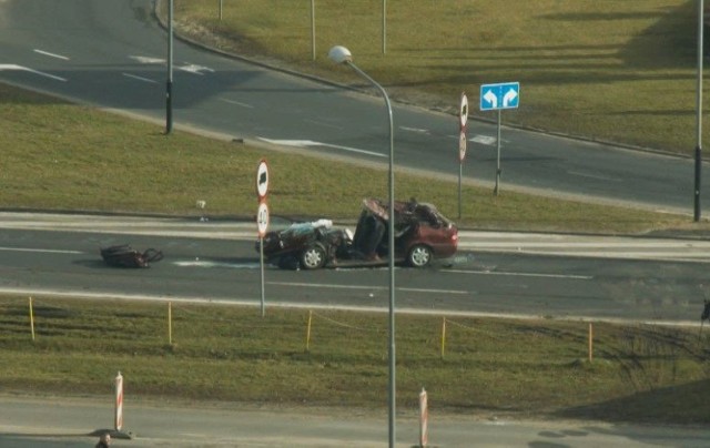 Osobówka najechała na naczepę samochodu ciężarowego