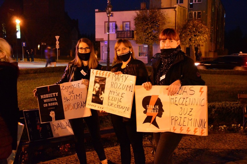 Strajk kobiet w Prabutach. Ulicami miasta przeszła grupa około stu osób, protestując przeciwko zaostrzeniu prawa aborcyjnego [ZDJĘCIA CZ.1]