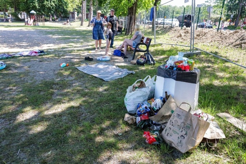 Bałagan na "Głębokim" w Szczecinie. Śmieci wysypują się ze śmietników. ZDJĘCIA