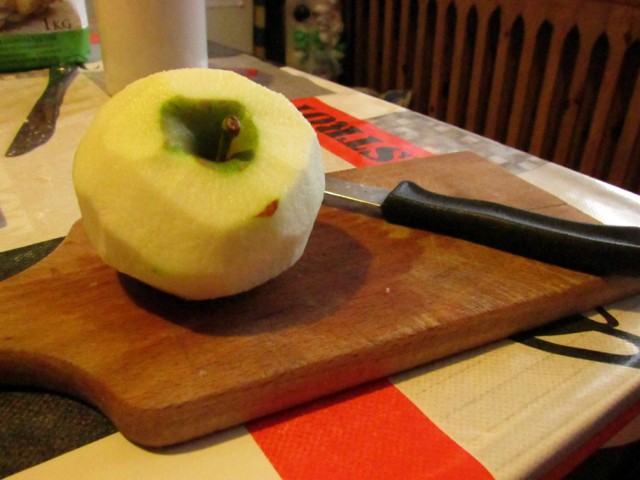 W tym czasie obieramy 1,5 kilograma kwaskowych jabłek i kroimy je w grubą kostkę.

Strudel z jabłkami