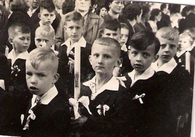 Pierwsze komunie, jakie były w Nowej Soli w latach 50. i 60. ubiegłego wieku, zostały tylko na zdjęciach. Od dawna dzieci ubiera się do przyjęcia tego sakramentu zupełnie inaczej. Inne są też prezenty. Ale te biało-czarne zdjęcia robią wrażenie i wywołują wiele wspomnień nowosolan. Przejdź do galerii.