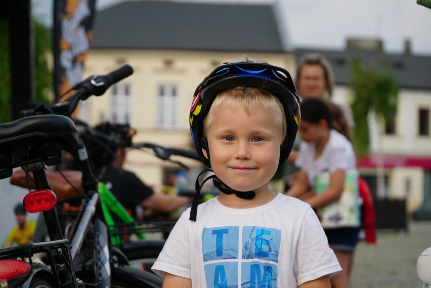 Blisko 600 osób wzięło udział w "Nocnym przejeździe rowerowym" ulicami Skierniewic