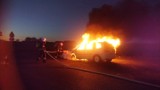 Samochód zapalił się podczas jazdy w Strzegomiu. Kierowca uciekł, strażacy gasili 