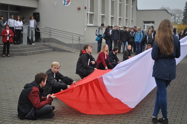 Hymnem, biało-czerwoną flagą oraz kapsułą czasu i posadzeniem dębu uczczono stulecie niepodległości w ZSP w Śremie