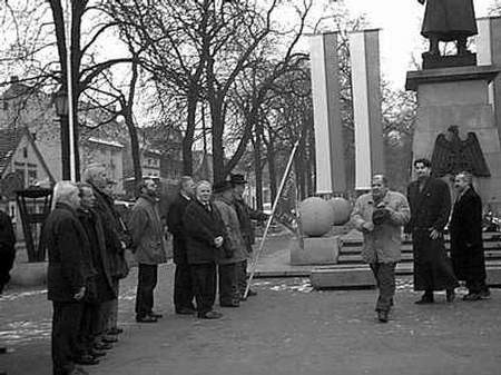 Delegacje rawickich samorządowców i instytucji po złożeniu pod pomnikiem Żołnierza Polskiego kwiatów w rocznicę wyzwolenia grodu Przyjemskiego.