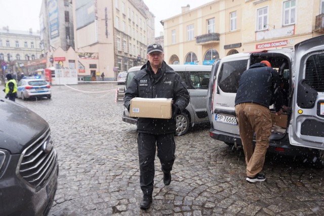 Funkcjonariusze, pracownicy Zakładu Karnego w Przemyślu, a także osadzeni i skazani angażują się w pomoc Ukraińcom.