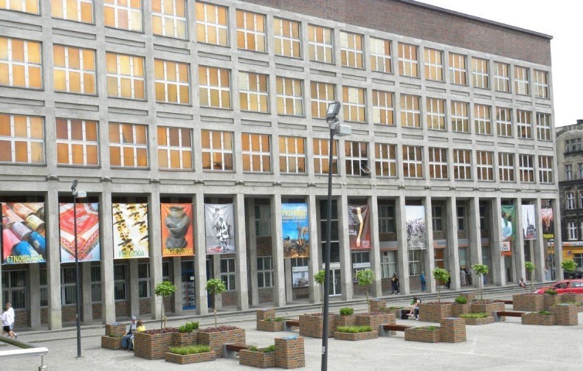 Gmach główny Muzeum Górnośląskiego w Bytomiu przy placu Jana...