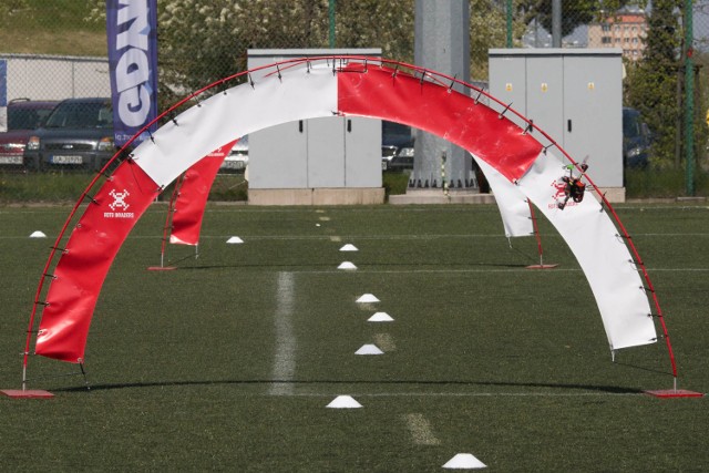 Wyścigi dronów na stadionie w Gdyni