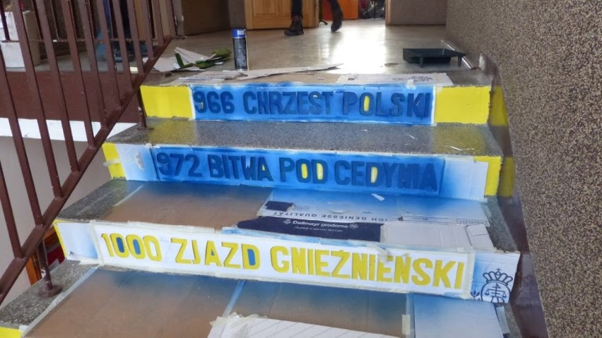 Uczniowie z Gimnazjum nr 1 pomalowali... schody | ZDJĘCIA