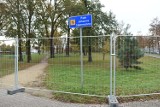 Leszno. Parki Jonstona i Heermana ogrodzone wysokimi płotami. Ruszają remonty [ZDJĘCIA]