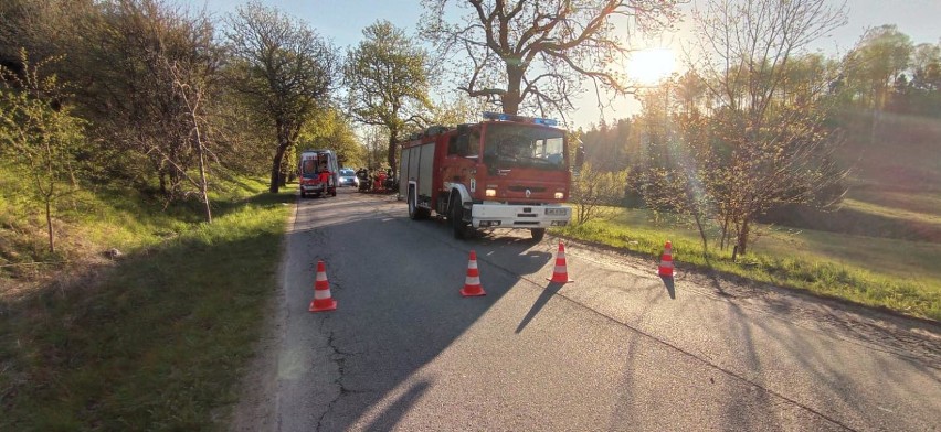 Wypadek pod Wejherowem. Osobówka uderzyła w drzewo