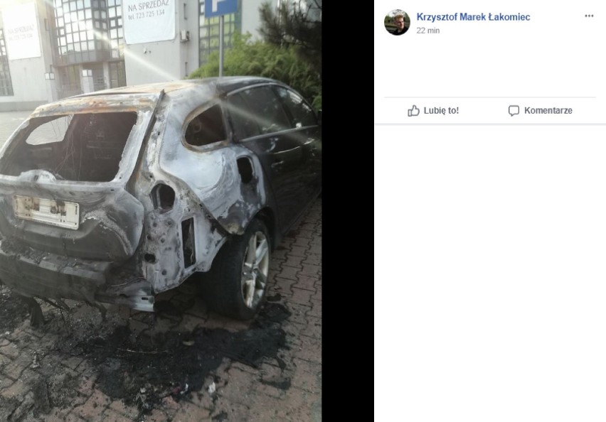 Samochód spłonął w nocy na parkingu pod były bankiem PKO w Gołonogu [ZDJĘCIA]