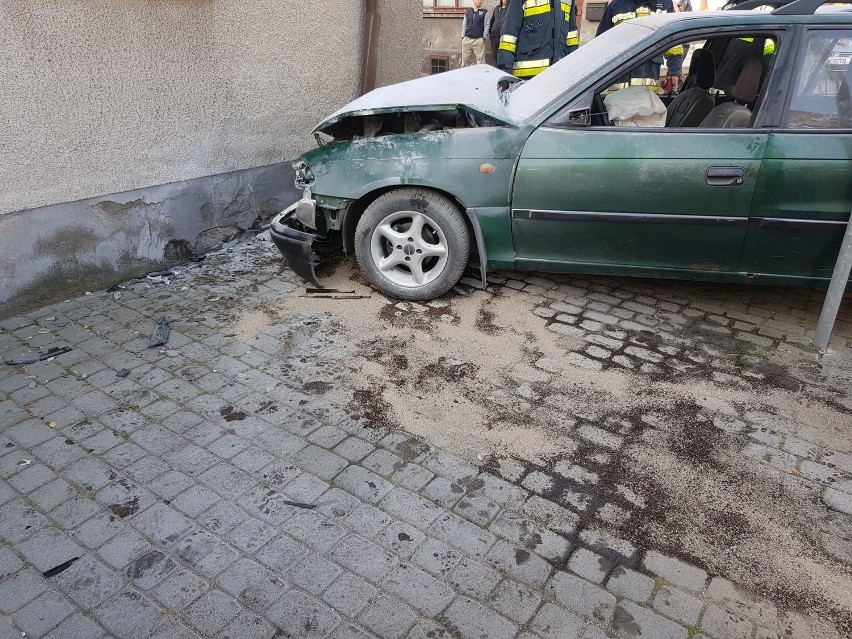 Wypadek w Brześciu Kujawskim. Sprawczyni oddaliła się z miejsca zdarzenia. Po powrocie miała ponad 2 promile [zdjęcia, wideo]